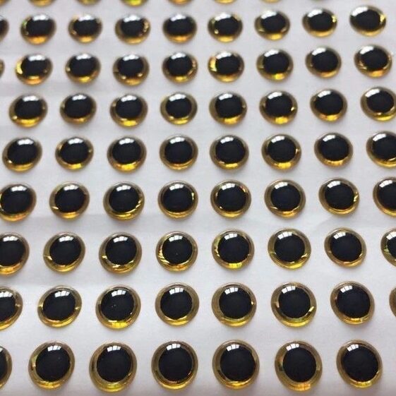 gold large pupil eyes